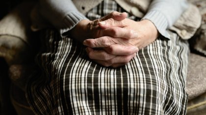 Атырау облысында әйел мүгедек зейнеткерге сірке суын шашып, алтындарын ұрлап кеткен