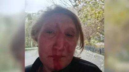 Жабайы аңдар Ол оны қаттырақ сипатқа шақыру үшін айқайлайды. орыс