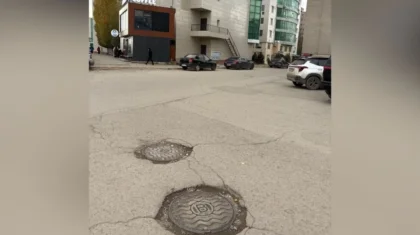 «Ескерту болмаған»: Ақтөбеде келіншек көшедегі ашық құдыққа құлап, қаза тапты