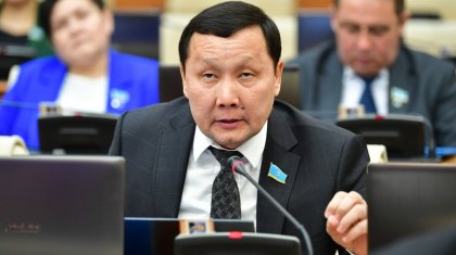 «Менің жалғыз әйелім бар»: Абзал Құспан тоқалдықты не үшін заңдастыру керегін айтты