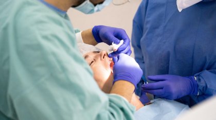 Атырауда тісін емдетіп отырған әйел дәрігердің құралын жұтып қойған