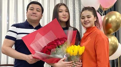 «Жігітті өзім тауып беремін»: Тұрсынбек Қабатов қыздарының болашағына алаңдайтынын айтты