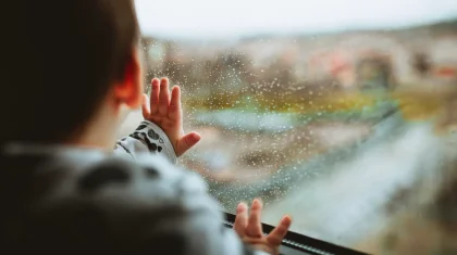 Атырауда екі жастағы бала терезеден құлап қаза тапты