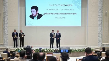 Актер Еркебұлан Дайыров президенттер қатысқан іс-шарада сыйлық алды