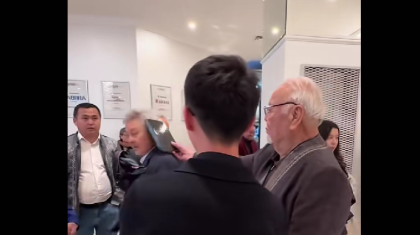 «Алжиын деген»: Асанәлі Әшімов шәкіртінің басынан салып қалды (ВИДЕО)