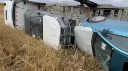 Жол апаты: Ақмолада су жаңа машиналар тиелген көлік аударылды (ВИДЕО)
