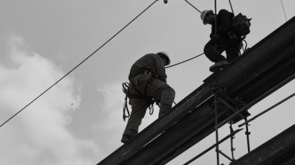 Астанада құрылыс алаңында үш жұмысшы биіктіктен құлап кетті