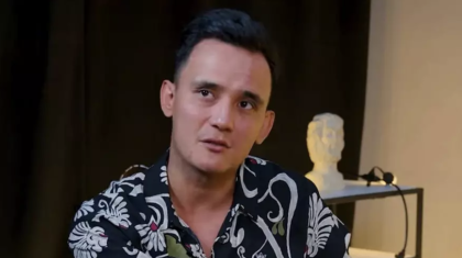 «Қуаныштың көз жасы»: Әли Оқапов сахнада жылап жіберді (ВИДЕО)