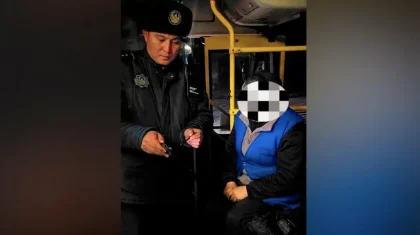 Семейде кондуктор жолақысын төлей алмаған баланы автобустан түсіріп жіберген