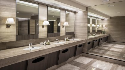 «Тамағына шанышқы тақаған»: Ақтөбеде ер адам дәмхана әжетханасында қызды зорламақ болды