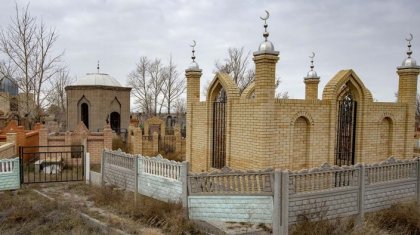 Атырауда белгісіз біреулер зиратты қиратып кеткен (ВИДЕО)