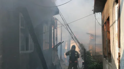 Алматыда өртенген үйдің жертөлесінен ес-түссіз жатқан адам табылды