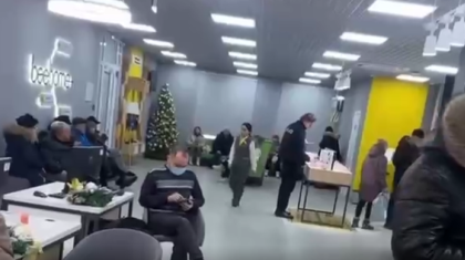 Өскеменде Beeline орталығында халық шу шығарды