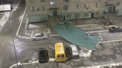 Атырауда қатты дауыл салдарынан шатырлар ұшып, көліктерге зақым келді