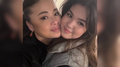 «Айтарға сөзім жоқ»: Тұрсынбектің қыздары анасына қымбат тосынсый жасады (ВИДЕО)