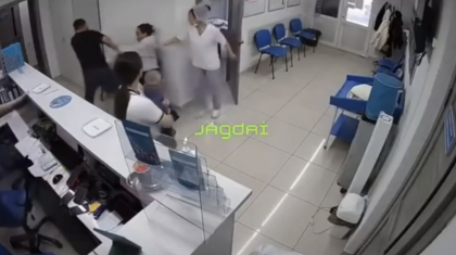 Семейдегі емханада ер адам жүкті әйелді ұрып-соққан (ВИДЕО)