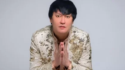 «Әке-шешемді «аға-жеңге» дедім»: Өмірқұл Айниязов өміріндегі өкінішін айтты