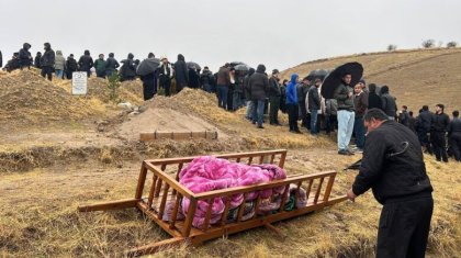 «Әкесінің қасына жерленді»: Мектепте көз жұмған 10 жасар баланың денесі Тәжікстанға жеткізілді