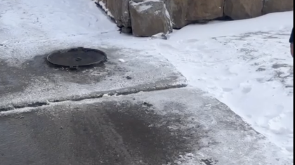 Балалар күнде жүретін жол құлап жатыр: Семейдің қақ ортасындағы қауіпті шұңқырды әкімдік көрмей отыр