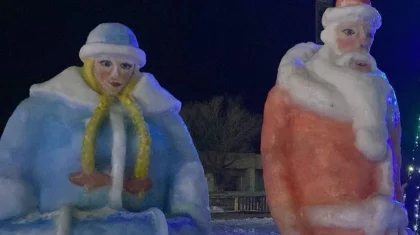 «Балтамен шапқандай»: Степногорсктегі Аяз ата мен Ақшақардың мүсіні жұртты шошытты (ВИДЕО)