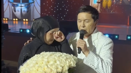 «Қыздарыма ана болғаның үшін...»: Абай Бегей әйеліне алғыс айтып, көзіне жас алды (ВИДЕО)