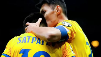 «Бутсы қажет емес деді»: Ұлттық құраманың капитаны Дастан Сәтпаевқа сыйлық жасады