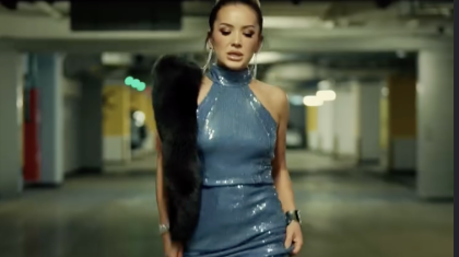 «Қазақтың Джей Лосы»: Мақпал Исабекованың жаңа образы көпшілікті тәнті етті (ВИДЕО)