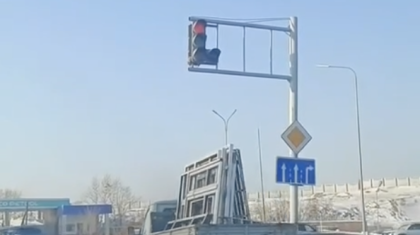 Семейде бағдаршам істемей, жолдағы тәртіп бұзылды