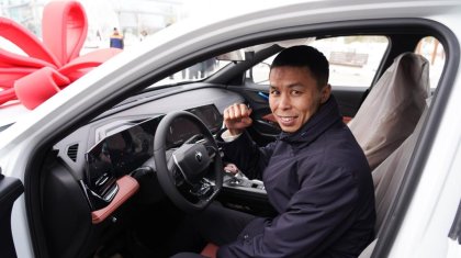 Екі дүркін әлем чемпионы Сәкен Бибосынов пен каратэші Әсел Қанайға автокөлік сыйға берілді