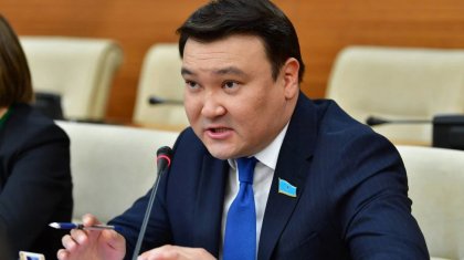 «Атағы жоқ, медаль алмаған кім қалды?»: депутат атаққұмарлық қоғамда дертке айналғанын айтты