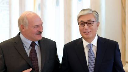 «Еңбек етсең – үйренесің»: Лукашенко Тоқаевты Беларусь шенеуніктеріне үлгі етті (ВИДЕО)