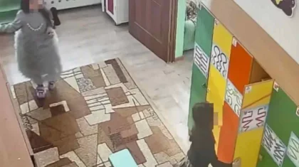 Ұлытауда аязда 2 кішкентай қыз балабақшадан сыртқа шығып кеткен (ВИДЕО)