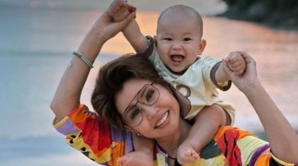 «Бәрін біліп тұр»: Роза Рымбаеваның немересі ақылымен көпті сүйсіндірді (ВИДЕО)