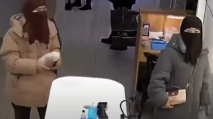 Ақтөбеде хиджаб киген 2 қыз дүкен сөресінен бірнеше смартфонды ұрлап кетті (ВИДЕО)