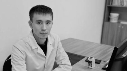 «Бақұл бол...»: Жаңаөзенде өлтірілген дәрігерге әріптестері жазба арнады (ФОТО)