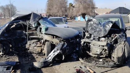 Жантүршігерлік кадрлар: Талдықорғанда жол апатынан жүргізуші қаза тапты (ВИДЕО)