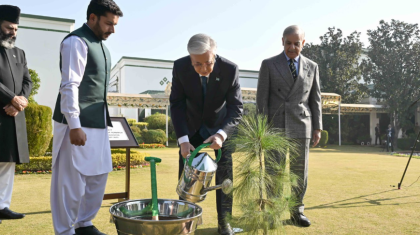 Тоқаев Пәкістан Премьер-министрінің резиденциясы аумағында ағаш отырғызды