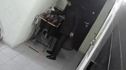 Ақтауда ер адам әйелдің кіре берісте ілулі тұрған ішкиімін ұрлап кеткен (ВИДЕО)