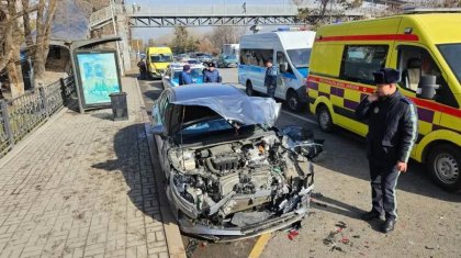 Жүргізушінің жүрегі тоқтап қалған: Алматыда 5 көлік соқтығысып, бір адам көз жұмды