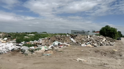 «Қаламызды ластауға жол бермейміз!»: Жаңа адамдар Қостанайдағы заңсыз қоқыс үйіндісінің жанында блокпост орнатты