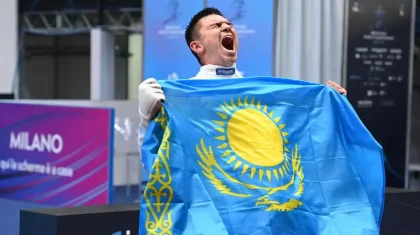 Ескісін қосып жіберген: қазақстандық семсерлесушілер әнұранды жанды дауыста айтты