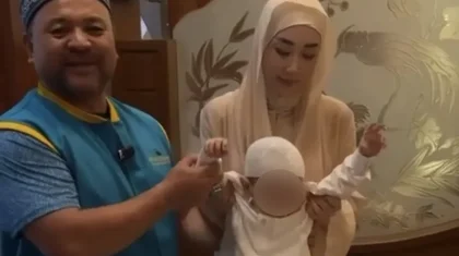 «Жүрегім толқып тұр»: атышулы депутат ұлының тұсауын кестіру үшін Мединаға барды (ВИДЕО)