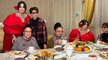 «Қос аңыз»: Роза Рымбаева мен Бибігүл Төлегенова бір дастархан басында (ФОТО)