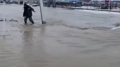 Ақтөбені су басты: еріген қардан көшелер «көлге» айналды
