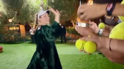 «Қамзол киген сары қыз»: Дубайда Елена Рыбакинаға қазақтың ұлттық киімі сыйға тартылды (ВИДЕО)