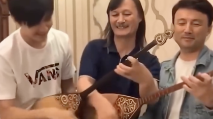 «Нағыз өнер деп осыны айт»: Димаш Құдайберген әкесімен бірге Ұлықпан Жолдасовпен ән шырқады (ВИДЕО)