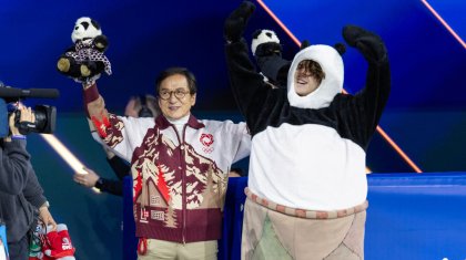 Әйгілі Джеки Чан Михаил Шайдоровты құттықтап, сыйлық жасады (ВИДЕО)