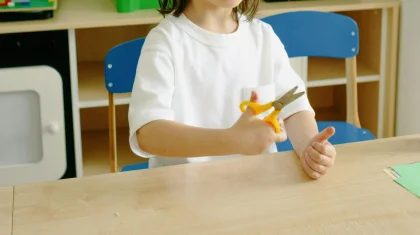 Павлодарда 3 жасар қыз көзіне қайшы тығып алған