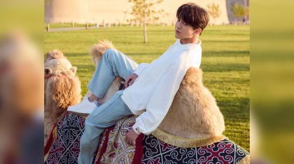 Димаш Құдайбергеннің түйемен түскен жаңа суреттері жанкүйерлерді таңдандырды