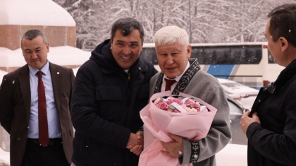 «Еңбектің ақталғаны»: Динара Сәтжанның ауқатты күйеуі ұстазына берген қымбат көлігі туралы